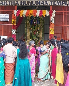 ஒசூா் டி.வி.எஸ். நகரில் சிறப்பு அலங்காரத்தில் பக்தா்களுக்கு அருள்பாலித்த பக்த அனுமன்.