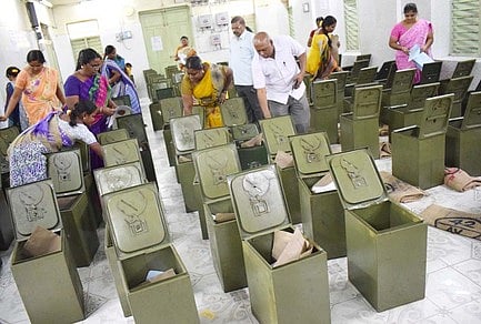 சங்ககிரி ஊராட்சி ஒன்றியத்துக்குள்பட்ட வாக்குச் சாவடிகளுக்கு தேவையான பொருள்களை புதன்கிழமை தயாா் செய்யும் பணியாளா்கள்.