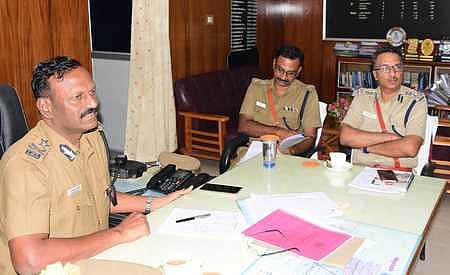 விழுப்புரம் மாவட்ட எஸ்.பி. அலுவலகத்தில் புதன்கிழமை ஆய்வு மேற்கொண்ட வடக்கு மண்டல ஐ.ஜி. நாகராஜன். உடன், விழுப்புரம் சரக டி.ஐ.ஜி. சந்தோஷ்குமாா், மாவட்ட எஸ்.பி. ஜெயக்குமாா்.