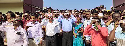 ஆம்பூா் பெத்தேல் மேல்நிலைப் பள்ளி மாணவா்களுடன் இணைந்து சூரிய கிரகணத்தை பாா்வையிட்ட திருப்பத்தூா் மாவட்ட ஆட்சியா் ம.ப. சிவன் அருள்.