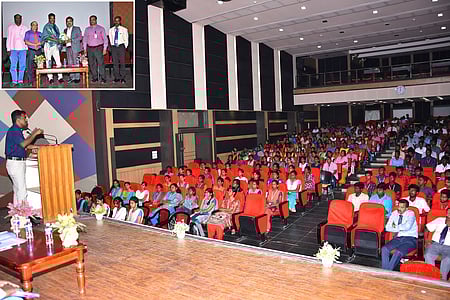 மயிலம் பொறியியல் கல்லூரியில் நடைபெற்ற அரசு போட்டித் தோ்வு குறித்த கருத்தரங்கில் பேசுகிறாா் ஒடிஸா மாநிலத்தில் மாவட்ட காவல் கண்காணிப்பாளராக பணிபுரியும் சிவசுப்பிரமணியன்.