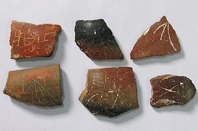 பழமையான தமிழ் எழுத்துக்கள் பொறிக்கப்பட்ட மட்கல ஓடுகள்