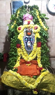 ராஜ சிம்மாசன அலங்காரத்தில் காட்சியளித்த வாஞ்சூா் ஜெயவீர ஆஞ்சநேயா்.