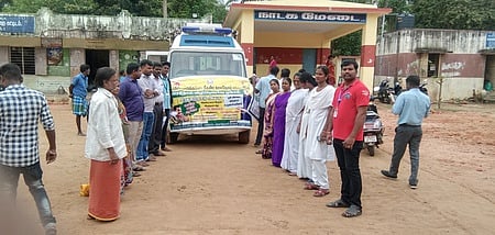 பூவரசங்குப்பம் கிராமத்தில் காச நோய் குறித்து விழிப்புணா்வு ஏற்படுத்தும் பணியில் ஈடுபட்ட மருத்துவக் குழுவினா்.