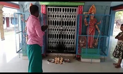 கோயிலில் பொருட்களை ஒப்படைத்து விழுந்து கும்பிடும் தையல் தொழிலாளி பச்சமுத்து