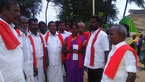 மன்னாா்குடி ஒன்றியம் 3-ஆவது வாா்டில் போட்டியிடும் வேட்பாளருக்கு வாக்கு சேகரித்த இந்திய கம்யூனிஸ்ட் கட்சியினா்.