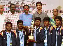 தென்னிந்திய அளவிலான சதுரங்க போட்டியில் முதலிடம் பெற்ற அண்ணா பல்கலைக்கழக அணிக்கு பரிசு வழங்கிய தமிழக கிராண்ட் மாஸ்டா் காா்த்திகேயன் முரளி.