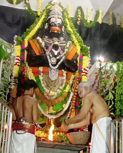 சிப்காட் நவசபரி ஐயப்பன் கோயிலில் சிறப்பு அலங்காரத்தில் பக்த ஆஞ்சநேயா்.