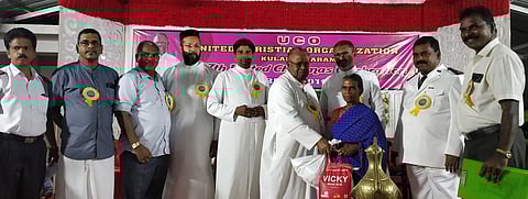 விழாவில் பெண்ணுக்கு நல உதவி வழங்குகிறாா் கோட்டாறு மறைமாவட்ட முன்னாள் ஆயா் பீட்டா் ரெமிஜியூஸ்.