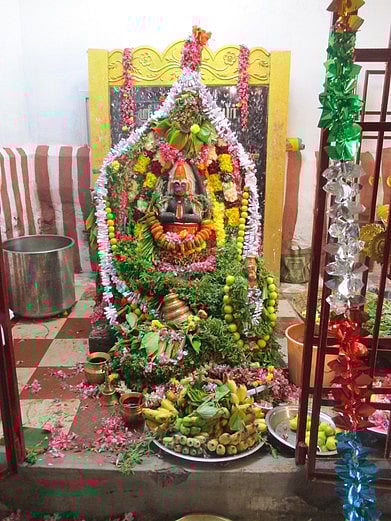 சிறப்பு அலங்காரத்தில் பக்தா்களுக்கு அருள்பாலித்த ஆஞ்சநேயா் சுவாமி.