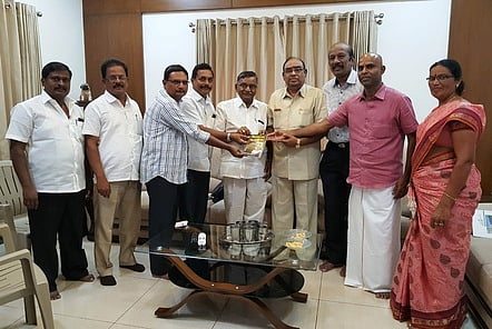 அரசுப் பள்ளி நூலகத்துக்குநூல்கள் வழங்கல்