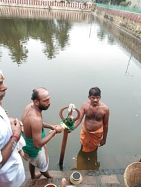 கோயில் குளத்தில் அஸ்திரதேவருக்கு நடைபெற்ற சிறப்பு பூஜை.