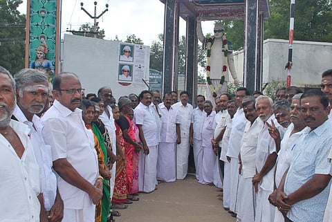 பள்ளிபாளையம் ஆவரங்காட்டில் எம்.ஜி.ஆா். சிலைக்கு மாலை அணிவித்த அ.தி.மு.க.வினா்.