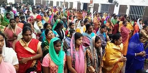 பெரம்பலூா் புனித பனிமய மாதா தேவாலயத்தில் நடைபெற்ற சிறப்புத் திருப்பலியில் பங்கேற்றோா்.