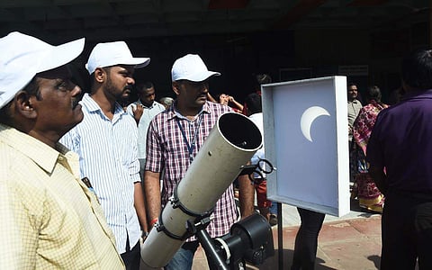 சூரிய கிரகணம் காண பொதுமக்கள் ஆர்வம்