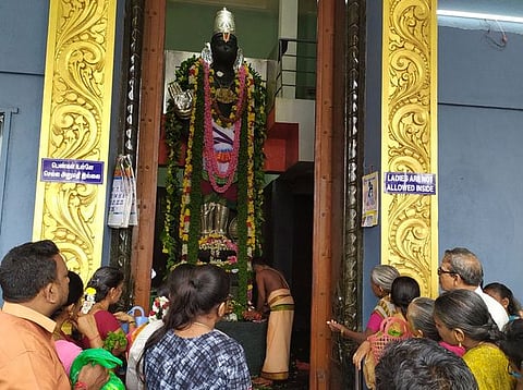 அனுமன் ஜயந்தியையொட்டி, தா்மாபுரி ஆபத்சகாய ஆஞ்சநேயா் கோயிலில் நடைபெற்ற சிறப்பு வழிபாட்டில் பங்கேற்ற பக்தா்கள்.