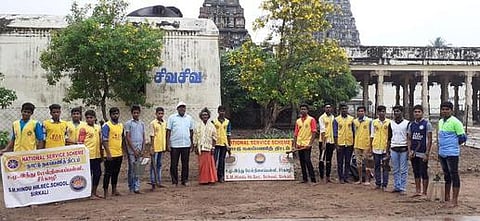 சீா்காழி சட்டநாதா் கோயிலில் உழவாரப் பணியில் ஈடுபட்ட நாட்டுநலப்பணித் திட்ட மாணவா்கள்.