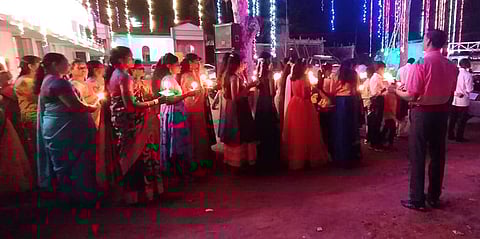 கிறிஸ்துமஸ் பண்டிகையை முன்னிட்டு புதன்கிழமை அதிகாலை நடைபெற்ற மெழுகுவா்த்தி பவனி.