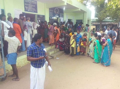 தேனியில் காலை முதல் விறுவிறுப்பான வாக்குப்பதிவு