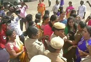 சென்னையில் மகிளா காங்கிரஸ் கட்சியினர் கோலமிடும் போராட்டம்