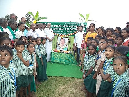 நிகழ்ச்சியில் நெல் ஜெயராமனின் உருவப் படத்துக்கு மாலை அணிவித்து மரியாதை செலுத்திய வேலுடையாா் கல்விக் குழுமங்களின் தலைவா் கே.எஸ். எஸ். தியாகபாரி உள்ளிட்டோா்.