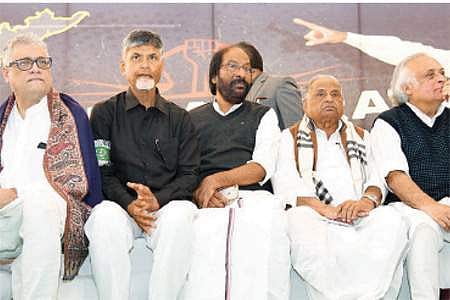 தில்லியில் சந்திரபாபு நாயுடு உண்ணாவிரதப் போராட்டத்துக்கு நேரில் ஆதரவு தெரிவித்த சமாஜவாதி கட்சித் தலைவர் முலாயம் சிங், திமுக மாநிலங்களவை உறுப்பினர் திருச்சி சிவா, காங்கிரஸ் மூத்த தலைவர் ஜெய்ராம் ரமேஷ்