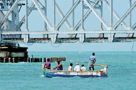 புதிய ரயில் பாலம் அமைப்பது தொடர்பாக திங்கள்கிழமை ஆய்வு மேற்கொண்ட இந்திய ரயில்வே கட்டுமானத் தலைமை மேலாளர் பி.கே.ரெட்டி உள்ளிட்டோர்.