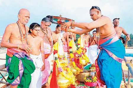 சிதம்பரம் நடராஜர் கோயிலில் அமைந்துள்ள சிவகாமசுந்தரி அம்மன் கோயிலில் திங்கள்கிழமை நடைபெற்ற கும்பாபிஷேகம்.