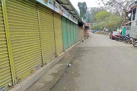 கொடைக்கானலில் பொது நலச் சங்கம் சார்பில் திங்கள்கிழமை நடத்தப்பட்ட கடையடைப்பு போராட்டத்தால் வெறிச்சோடிய பெண்டர்லாக் சாலை.