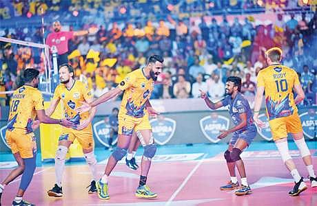 வெற்றி மகிழ்ச்சியில் சென்னை ஸ்பார்டன்ஸ் வீரர்கள்.