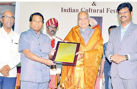  விஐடி பல்கலைக்கழகத்தில் வியாழக்கிழமை நடைபெற்ற சர்வதேச தாய்மொழி தின விழாவில் தமிழக ஆளுநர் பன்வாரிலால் புரோஹித்துக்கு நினைவுப் பரிசு வழங்கிய வேந்தர் ஜி.விசுவநாதன். 