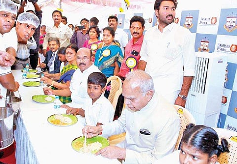 சென்னை திருவான்மியூர் மாநகராட்சிப் பள்ளியில் மாணவர்களுக்கான இலவச காலை உணவுத் திட்டத்தை திங்கள்கிழமை தொடங்கி வைத்து அவர்களுடன் அமர்ந்து உணவருந்திய தமிழக ஆளுநர் பன்வாரிலால் புரோஹித்.