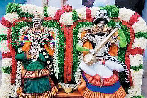  அலங்கரிக்கப்பட்ட உற்சவர்கள்  முத்தாலம்மன், பொன்னியம்மன்.