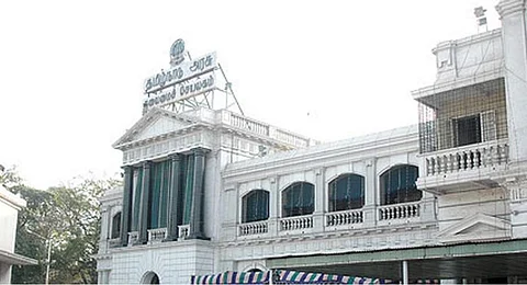டிடிவி ஆதரவு எம்எல்ஏக்களுக்கு நோட்டீஸ்: சபாநாயகர் மீது நம்பிக்கையில்லாத் தீர்மானம் கொண்டு வரும் திமுக 