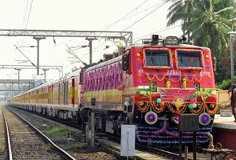 அத்திவரதரை தரிசிக்கச் செல்வோருக்கு: நாளை முதல் 6 சிறப்பு மின்சார ரயில்கள் அறிவிப்பு!