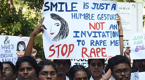 வன்கொடுமை போராட்டத்தில் களமிறங்கிய மாணவ - மாணவியர்கள்