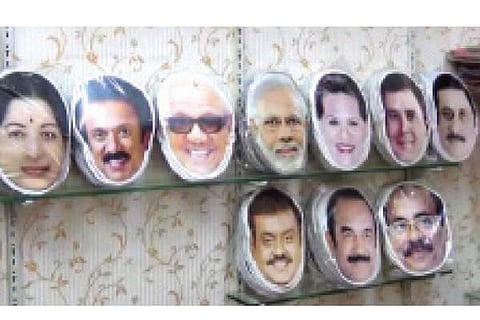 சிவகாசியில் விற்பனைக்காக உள்ள அரசியல் கட்சிகளின் சின்னங்கள் மற்றும் தலைவர்களின் முகமூடிகள்.