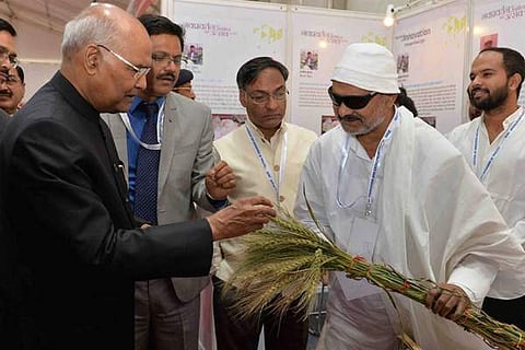 குஜராத் மாநிலம், காந்திநகரில் தேசிய புத்தாக்க நிறுவனத்தின் மாநாட்டு கண்காட்சியில் வைக்கப்பட்டிருந்த பயிரை பார்வையிடும் குடியரசுத் தலைவர் ராம்நாத் கோவிந்த்.