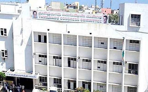 வேட்பாளருக்கு எதிர்ப்பு: சத்தியமூர்த்தி பவனில் தீக்குளிக்க முயன்ற தொண்டர்கள் 