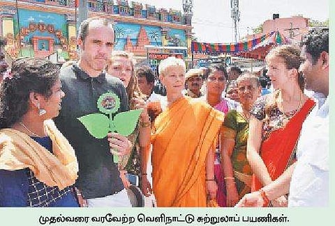 முதல்வரை வரவேற்ற வெளிநாட்டினர்