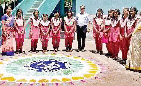 ஆம்பூர் பன்னீர்செல்வம் நகர் நகராட்சி நடுநிலைப் பள்ளியில்  வாக்குப் பதிவை வலியுறுத்தும் விழிப்புணர்வு வண்ணக் கோலமிட்ட மாணவிகள்.