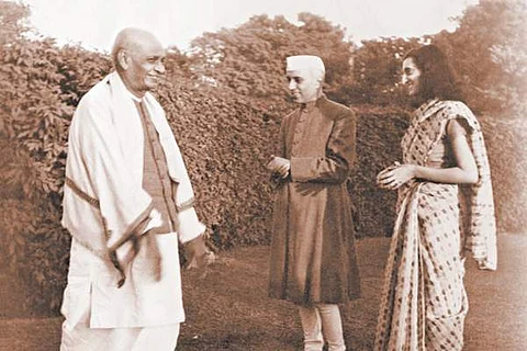 நேரு, இந்திராவுடன் சர்தார் படேல்.