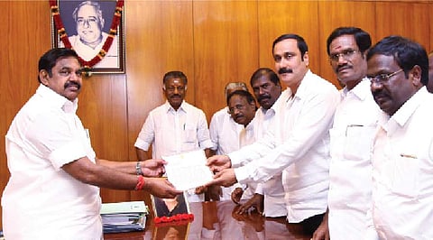 தலைமைச்செயலகத்தில் முதல்வர் எடப்பாடி கே.பழனிசாமியை செவ்வாய்க்கிழமை சந்தித்து மனு அளித்த மக்களவை உறுப்பினர் அன்புமணி ராமதாஸ். அருகில் துணை முதல்வர் ஓ.பன்னீர்செல்வம்,  முன்னாள் மத்திய அமைச்சர் ஏ.கே.மூர்