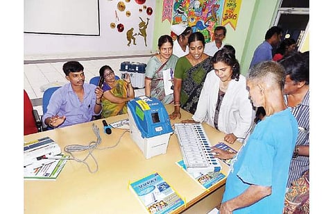 மனநல காப்பகத்தில் செயல்முறை விளக்கம் அளிக்கும் மாநகராட்சி தேர்தல் அதிகாரிகள். உடன் காப்பக இயக்குநர் டாக்டர் பூர்ண சந்திரா.