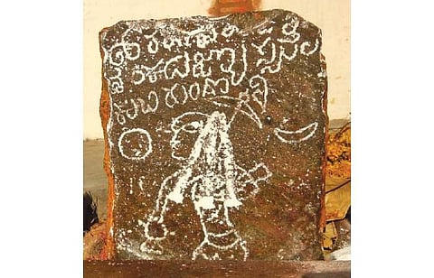 உத்தரமேரூர் பகுதியில் கண்டெடுக்கப்பட்ட தெலுங்கு மொழி பொறிக்கப்பட்ட வாமனக்கல்.