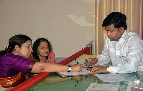 உத்தரப் பிரதேச மாநிலம், அமேதியில் பாஜக சார்பில் வியாழக்கிழமை வேட்புமனு தாக்கல் செய்த மத்திய அமைச்சர் ஸ்மிருதி இரானி.