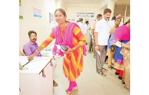 காஞ்சிபுரம் சார்-ஆட்சியர் அலுவலகத்தில் வாக்குப்பதிவு செய்த பெண் போலீஸ் அதிகாரி.