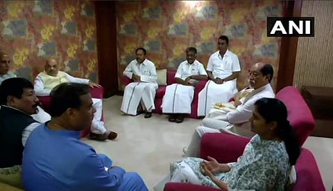 வாரணாசியில் அமித் ஷாவுடன் துணை முதல்வர் ஓ.பன்னீர்செல்வம் உள்ளிட்டோர் ஆலோசனை