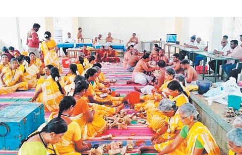 திருச்செந்தூர் அருள்மிகு சுப்பிரமணிய சுவாமி கோயிலில் உண்டியல் காணிக்கையை எண்ணும் பணியில் ஈடுபட்டோர்.