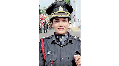 ராணுவத்தில் சேர்ந்த  இந்திய  அழகி ..!